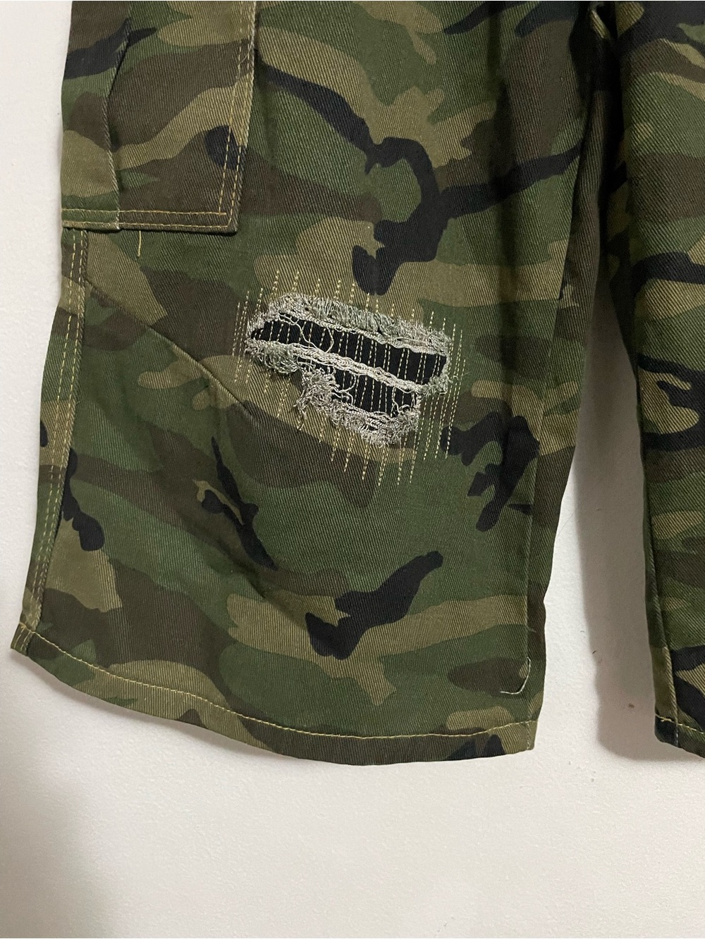 Streetwear Distressed Camo Cargo Jorts - Picture 8 of 8